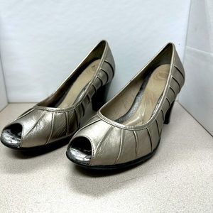 Nurture womens heels. Extremely comfortable size 7 leather, Bin#4